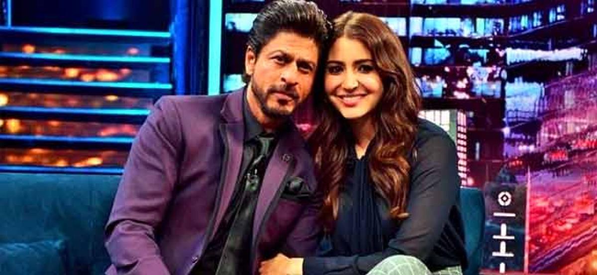 Shah Rukh can romance a mike too, says Anushka